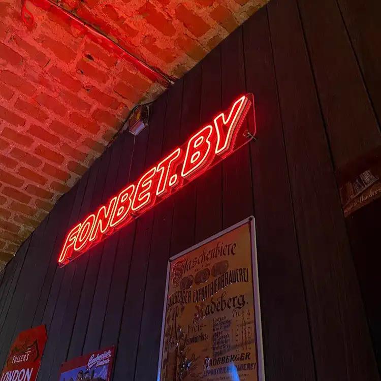 Неоновая вывеска в бар