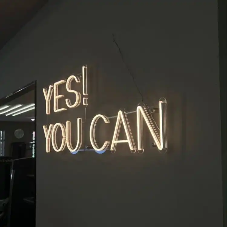 Неоновая вывеска буквы