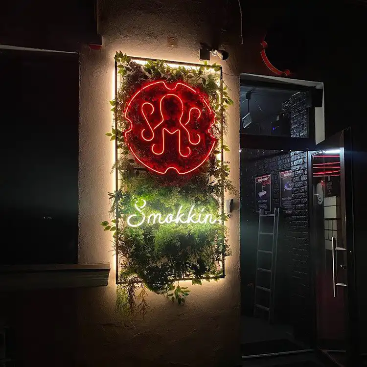 Неоновая вывеска Smokkin для бара