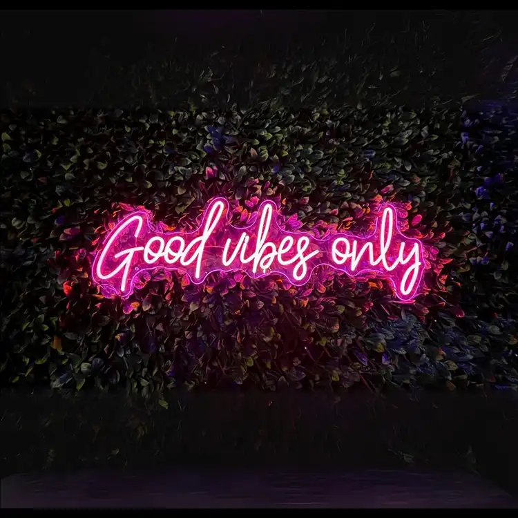 Неоновая вывеска надпись